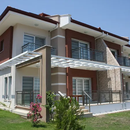 Golden Golf Villalari فيلة سَريغيرمه